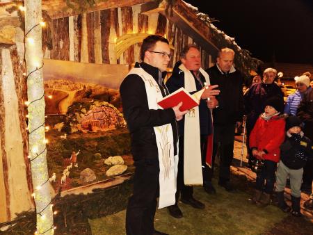Jaslice sta blagoslovila velesovski župnik Slavko Kalan in cerkljanski župnijski upravitelj Martin Leban